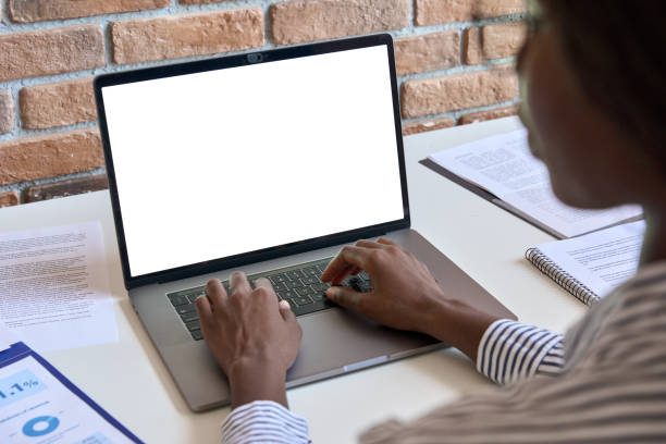 junge schwarze geschäftsfrau mit laptop-computer weiße mockup-vorlage bildschirm. - businesswoman using computer computer monitor women stock-fotos und bilder