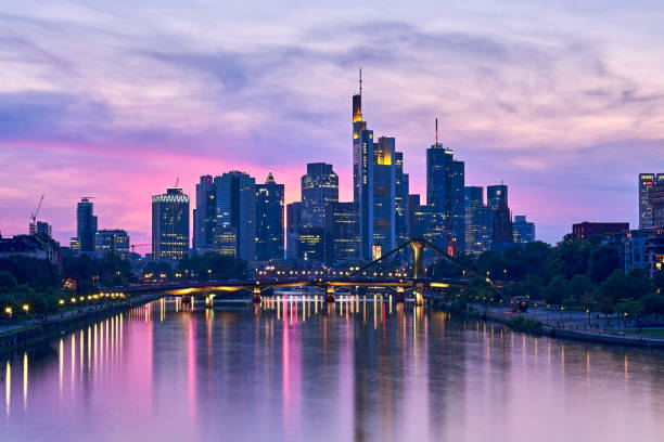 フランクフルト / メインスカイライン - マインハッテン - frankfurt germany night skyline ストックフォトと画像