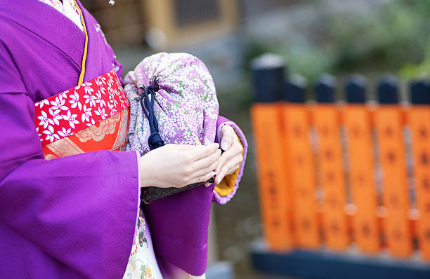 伝統的なバッグを持つ舞妓の手 - 祇園 ストックフォトと画像