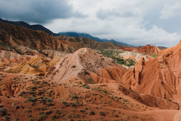 dramatyczny widok na teksturowany czerwony kanion w kirgistanie - arid climate asia color image day zdjęcia i obrazy z banku zdjęć