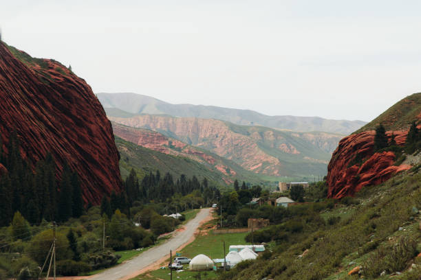 vista panorámica del pueblo de montaña jeti oguz con rocas rojas en kirguistán - asia central fotografías e imágenes de stock
