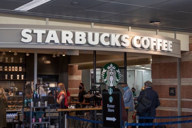 starbucks retail coffee store. jedes jahr feiert starbucks den herbst mit pumpkin spice lattes. - joe stock-fotos und bilder