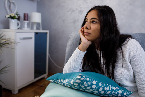 kopie der weltraumaufnahme einer jungen frau mit dem kopf in der hand, die darüber nachdenkt - achtsamkeit persönlichkeitseigenschaft stock-fotos und bilder