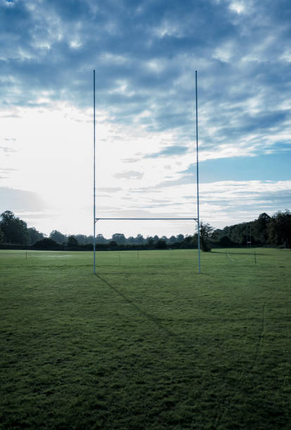 puestos de rugby - rugby wooden post goal post rugby post fotografías e imágenes de stock