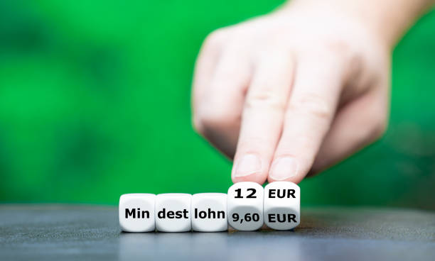 símbolo para o aumento do salário mínimo (mindestlohn em alemão) na alemanha de 9,60 eur para 12 eur. - minimum wage - fotografias e filmes do acervo
