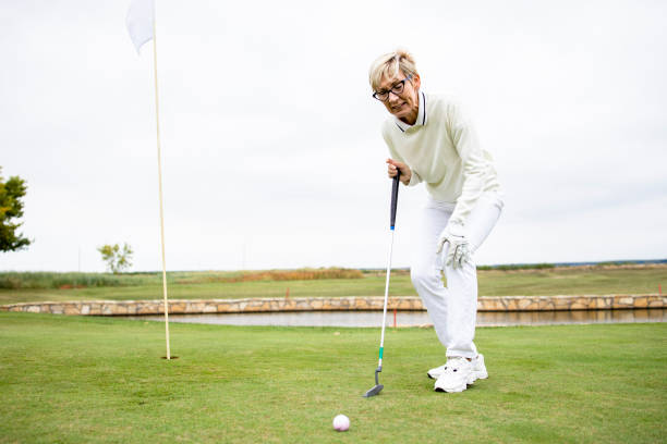 starsza golfistka z kontuzją kolana i bólem na treningu. - golf green practicing sports training zdjęcia i obrazy z banku zdjęć