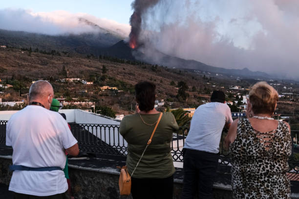 la gente guarda l'eruzione del vulcano cumbre vieja a la palma, isole canarie, spagna, 4 ottobre 2021. - crisis house burning color image foto e immagini stock