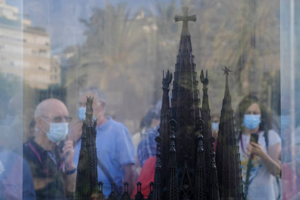 turysta w maskach na twarz czeka na wejście do sagrada familia, która jest dużą niedokończoną rzymskokatolicką bazyliką mniejszą w dzielnicy eixample w barcelonie, katalonia, hiszpania w październiku 2, 2021. - antonio gaudi outdoors horizontal barcelona zdjęcia i obrazy z banku zdjęć