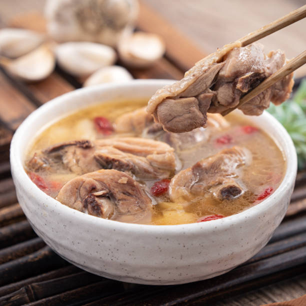 comida taiwanesa - sopa caseira de frango de alho - soup chinese culture herbal medicine chinese medicine - fotografias e filmes do acervo