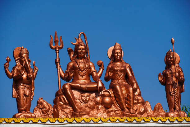 indyjski bóg shiva parvati i posąg rodzinny z obrazem na niebie - shiv bangalore shiva god zdjęcia i obrazy z banku zdjęć