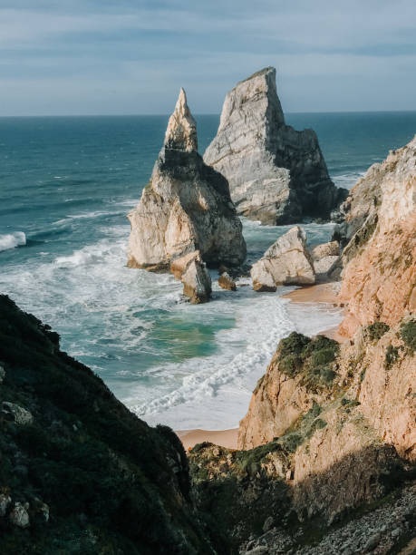 idylliczny widok na morze majestatyczne portugalskie wybrzeże, formacja skalna - cabo da roca zdjęcia i obrazy z banku zdjęć