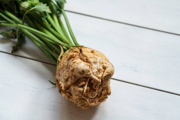 radice di sedano con steli e foglie - celery leaf celeriac isolated foto e immagini stock