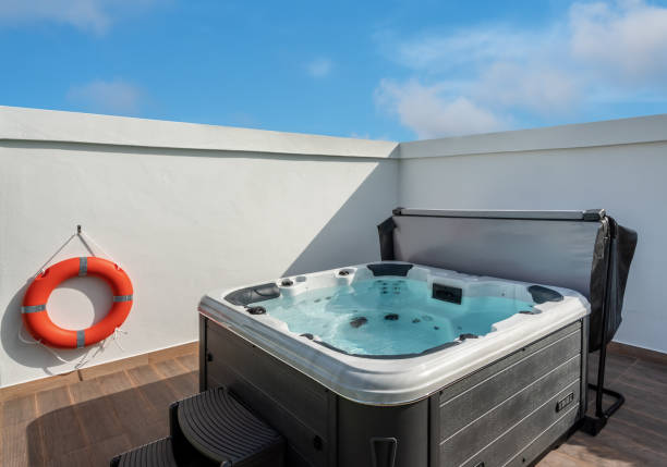 luxus-badewanne, für therapeutische massage und entspannung draußen auf dem gras. unter blauem himmel. - whirlpool stock-fotos und bilder