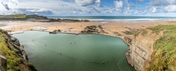 crooklets beach bude dans le nord des cornouailles - bude photos et images de collection