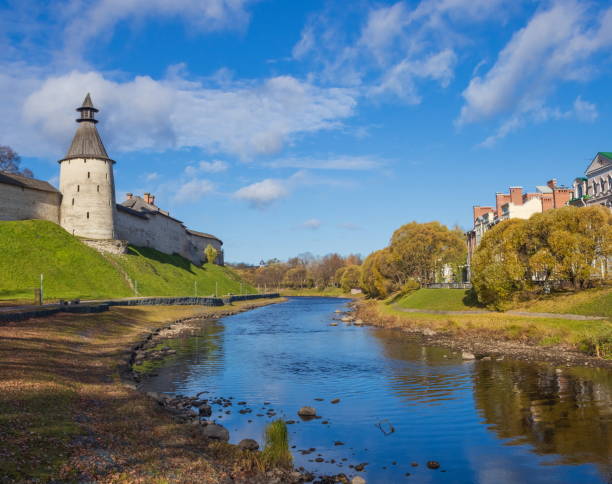 el antiguo kremlin de la ciudad de pskov en el río velikaya. - cathedral russian orthodox clear sky tourism fotografías e imágenes de stock