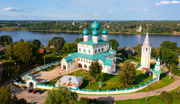 letni widok z lotu ptaka na katedrę zmartwychwstania pańskiego w tutajewie w rosji - yaroslavl russia religion church zdjęcia i obrazy z banku zdjęć