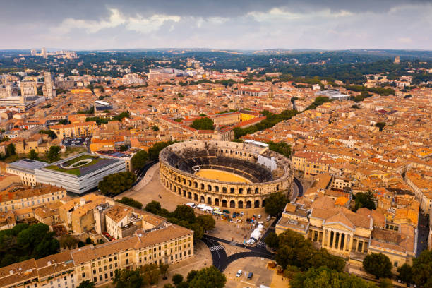 vue par drone de l’ancien amphithéâtre romain arena de nîmes, france - nimes photos et images de collection