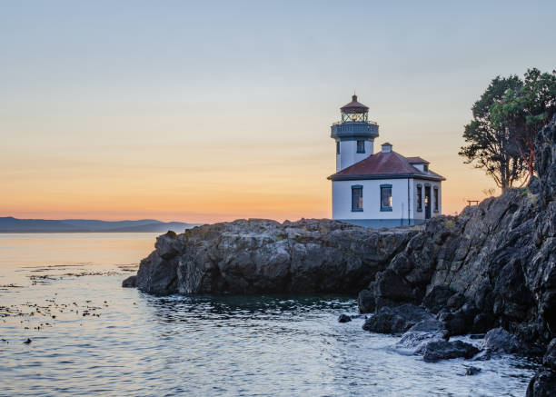 Lime Kiln Lighthouse at sunset Lime Kiln Lighthouse at sunset. San Juan Island. Washington lime kiln lighthouse stock pictures, royalty-free photos & images