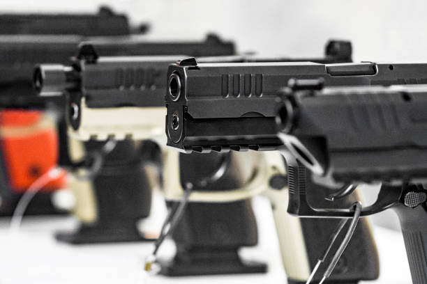 пистолеты для продажи в оружейном магазине - gun control стоковые фото и изображения