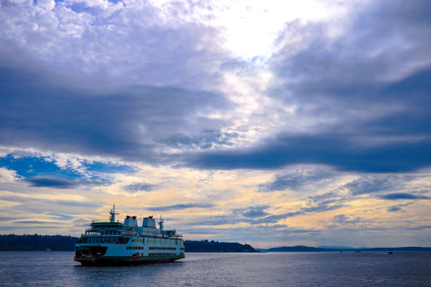 nave di lusso che naviga verso il porto con un bellissimo cielo. - city of sunrise immagine foto e immagini stock