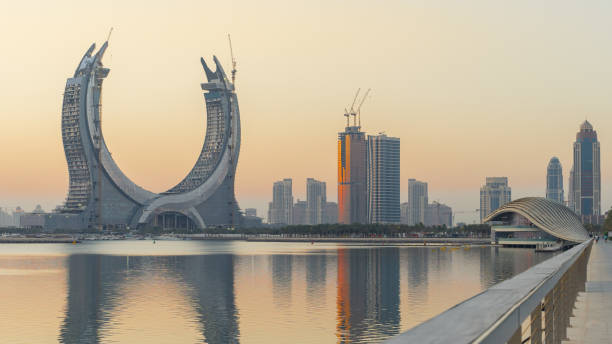 la bellissima città di recente sviluppo con molti grattacieli, scattata durante l'alba - qatar foto e immagini stock