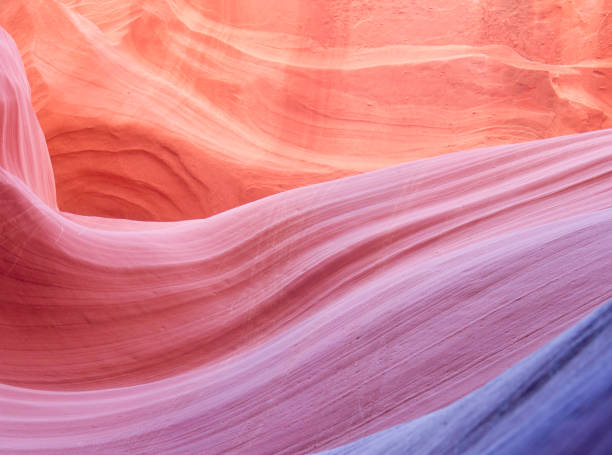 textura de piedra púrpura, roja y naranja con espacio de copia - antelope canyon lower antelope canyon arizona rock fotografías e imágenes de stock