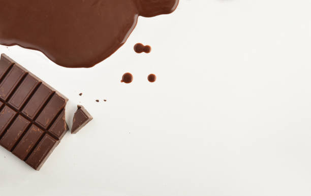 hintergrund mit gebäckschokolade in tablette und geschmolzener oberseite - hot chocolate hot drink high section color image stock-fotos und bilder
