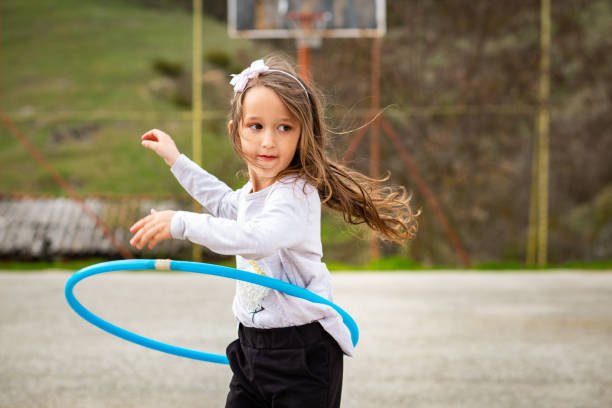 niña en una cancha de baloncesto de una escuela rural - hooping fotografías e imágenes de stock