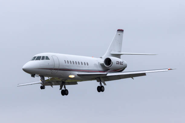 бизнес-джет netjets dassault falcon cs-dlc на подходе к посадке в аэропорту фарнборо. - falcon стоковые фото и изображения