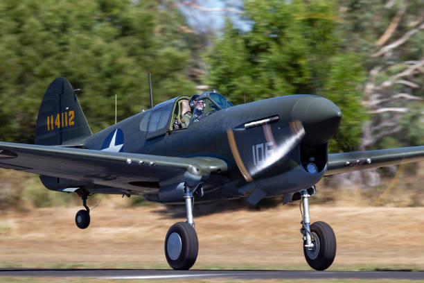 curtiss p-40f kittyhawk kampfflugzeug startet vom tyabb airport. - kittyhawk stock-fotos und bilder