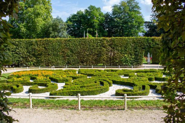 giardino del palazzo elettorale (kurfürstliches palais) a treviri - electoral palace foto e immagini stock