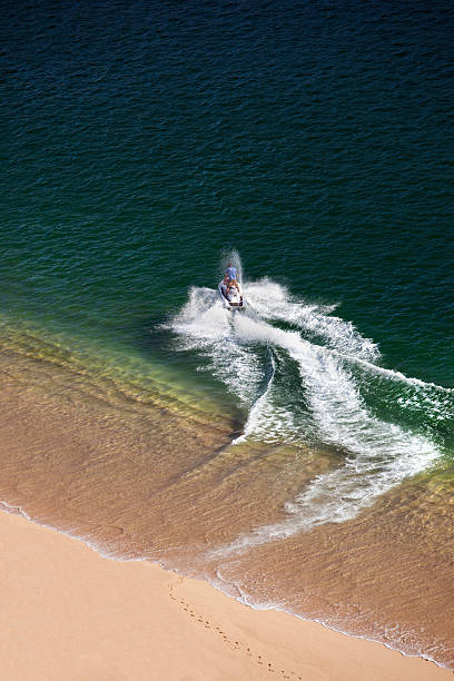 corrida jetski através da água - wake jet boat water water sport imagens e fotografias de stock