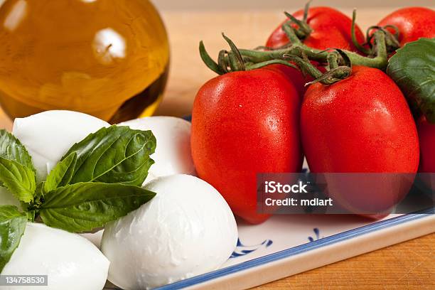 Tomate Y Queso Mozzarella Foto de stock y más banco de imágenes de Aceite para cocinar - Aceite para cocinar, Albahaca, Alimento