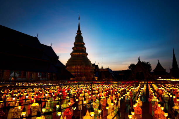 wat phra that hariphunchai é um templo budista em lamphun, tailândia. pagode dourado em wat phra aquele templo hariphunchai na província de lamphun. tailândia. - monastery buddhism wat east - fotografias e filmes do acervo