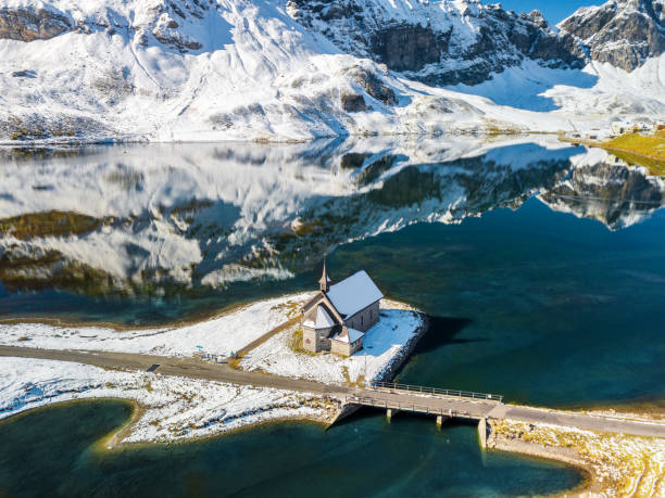 aerial view of the frutt chapel at the lakeside of melchsee lake - canton obwalden imagens e fotografias de stock