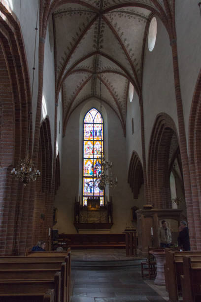 интерьер уппсалинского собора, крупнейшей скандинавской церкви в швеции. - uppsala cathedral стоковые фото и изображения