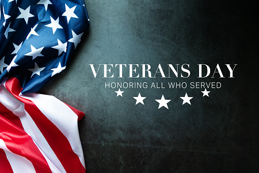 Día de los Veteranos. Honrando a todos los que sirvieron. Bandera estadounidense sobre fondo de cemento photo
