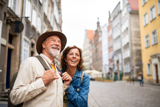 retrato de feliz casal sênior turistas ao ar livre em cidade histórica - férias - fotografias e filmes do acervo