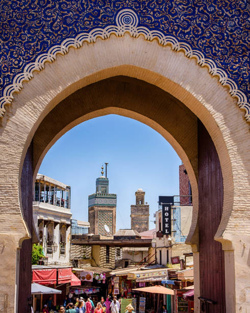 il bab abi al-jounoud (la porta blu) situato a fez, marocco - ancient arabic style arch architecture foto e immagini stock