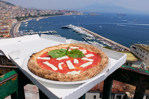 Margherita pizza to eat in front of the view of the Gulf of Naples