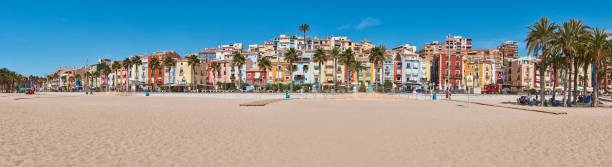 vista panoramica. villaggio mediterraneo di villajoyosa. facciate colorate. alicante, valencia - alicante costa blanca foto e immagini stock