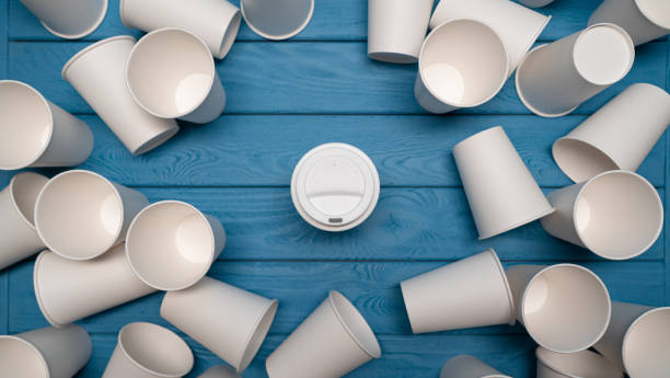 zero waste: one reusable mug and a many paper cups on a blue table, top view - paper glass imagens e fotografias de stock