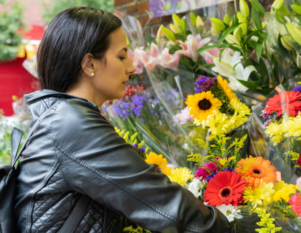 美しいブラジルの女性は、ニューヨーク市のボデガで花を選択します 2 - florist supermarket flower bouquet ストックフォトと画像