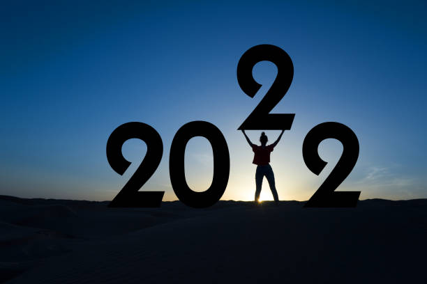 2022, silhouette einer frau, die im sonnenaufgang steht, frauen neujahrsgrußkarte - ideas concepts power sunrise stock-fotos und bilder