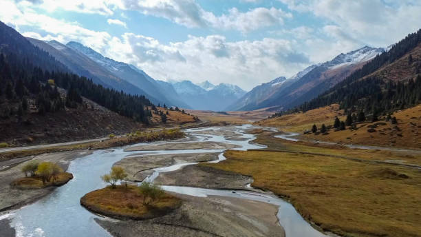 vistas de picos de montanhas, geleiras, desfiladeiros em tien shan de kyrgyzstan - wilderness area snow landscape valley - fotografias e filmes do acervo