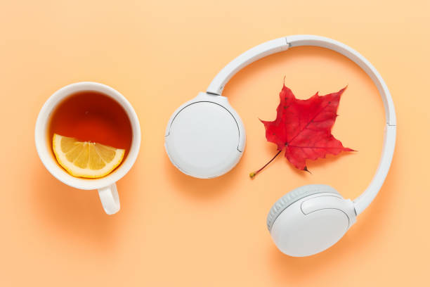 bezprzewodowe słuchawki z liściem klonu i filiżanką herbaty z cytryną - maple leaf audio zdjęcia i obrazy z banku zdjęć