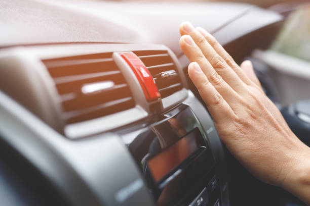 мужская рука проверяет охлаждение кондиционера в автомобиле - car air conditioner vehicle interior driving стоковые фото и изображения