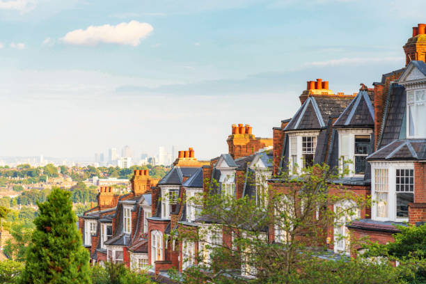 Houses in Muswell Hill, London A row of traditional houses on a street in London's Muswell Hill suburb, located to the north of London, with views of the Canary Wharf on the horizon. north stock pictures, royalty-free photos & images