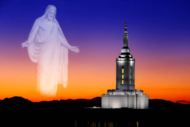 pocatello idaho lds mormon temple des saints des derniers jours avec des lumières au coucher du soleil angel moroni et jésus regardant les bras dehors - pocatello photos et images de collection