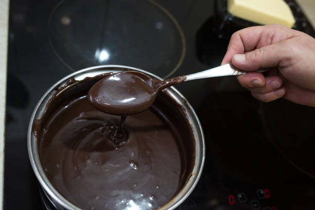 processo passo a passo para fazer um bolo de chocolate creme azedo. o processo de fazer esmalte de chocolate. - n64 - fotografias e filmes do acervo